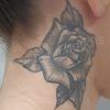 Tatouage rose sur cou