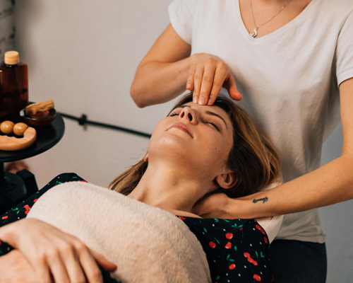 massage facial pour traiter les rides du lion